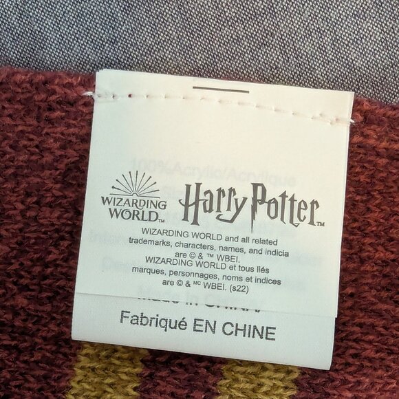 Harry Potter Gryffindor Scarf and Pom Beanie Combo Pack - Picture 4 of 8